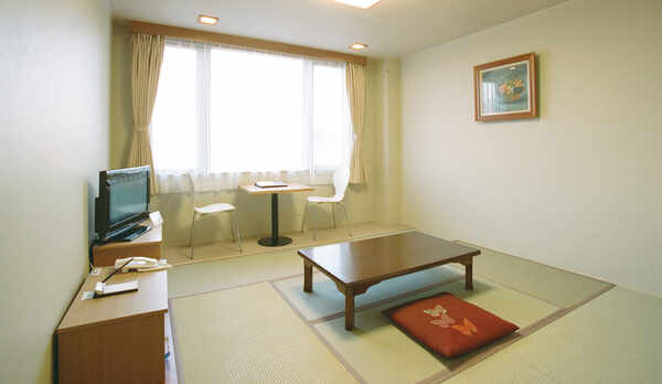 【和室】ゆったり足を伸ばしておくつろぎいただけます。