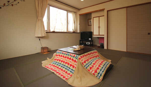 【205】和室＿窓から木々に囲まれた風景を眺めることが出来ます！