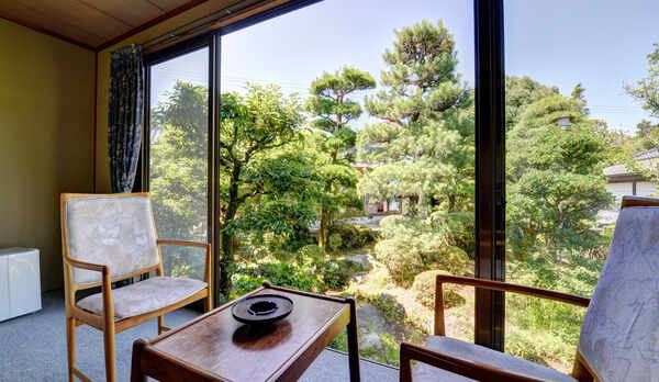 *別邸（客室一例）/頬をなでる心地よい風と緑豊かな日本庭園。都会の喧騒から離れ心和むひと時をお約束。