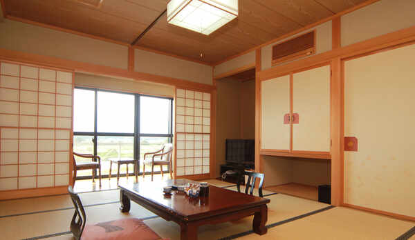 ■【客室一例】新館最上階のお部屋。窓から眺める景色は最高！