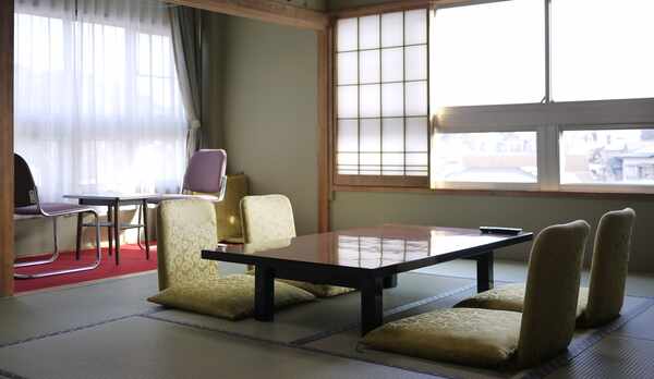 *客室一例（富士山側）/大きな窓の外には迫力の富士山の眺めが広がっています！！