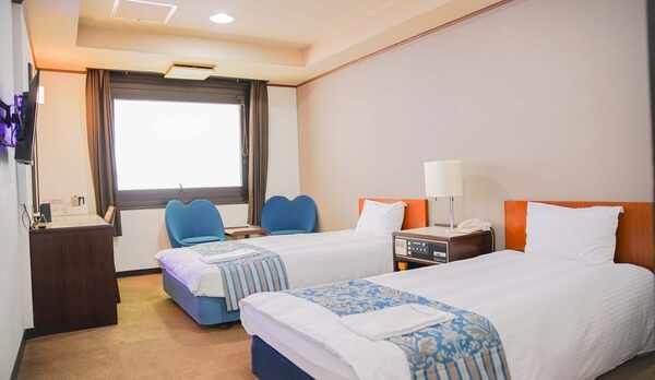 ・ツインルーム（禁煙）一例　2階のお部屋でシングルベッド2台ご用意しております。