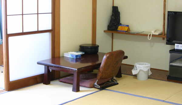【昭和館客室例】畳に布団のお部屋でゆっくりお休みいただけます。
