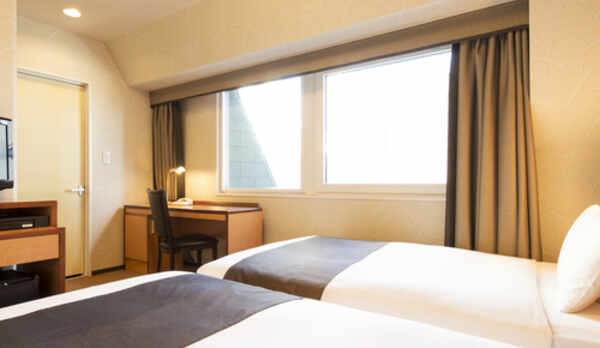 大きな窓から入る日差しが心地よい