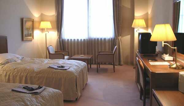 *レギュラーツイン＜客室一例＞/広々としたベッドでゆったりお休みいただけます。