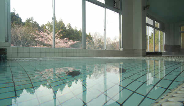 ◆【大浴場-春-】当苑のお風呂は、肌ざわりの柔らかい水質が自慢です。