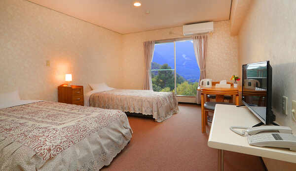 *洋室ツイン/バストイレ付のお部屋で安心♪窓の外には、冬は白銀の世界が広がります！