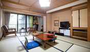 客室：半露天風呂付客室／お部屋の奥に半露天風呂と洗面台がございます