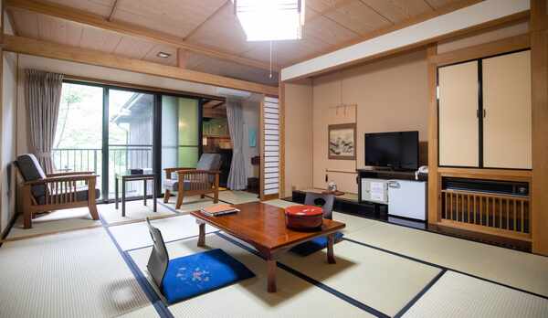 客室：半露天風呂付客室／お部屋の奥に半露天風呂と洗面台がございます