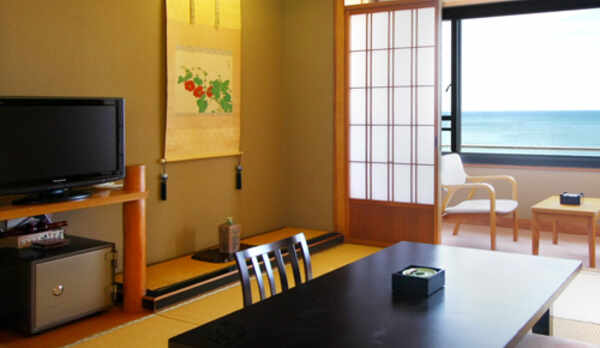 *客室一例／全室バス・トイレ完備、日本海を臨む和室のお部屋です。