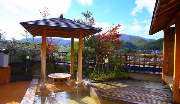 地上7階の展望露天風呂（秋・昼）