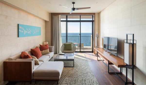 【リージェンシー スイート】サンゴ礁が広がり、透明度の高い東シナ海の眺めが楽しめる74平米〜76平米