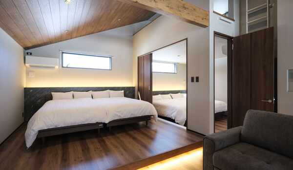 ベッドルーム左