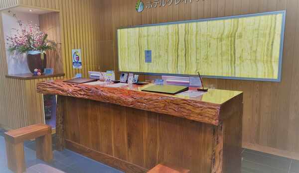 【ロビー】ウッド調の机で快適なチェックインをご提供致します。