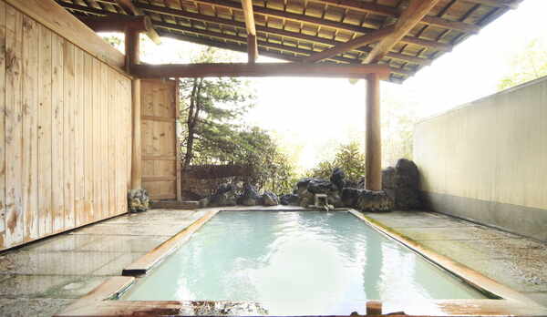 草津唯一の湯畑を望める露天風呂。名湯"白旗源泉"100%掛け流しです。