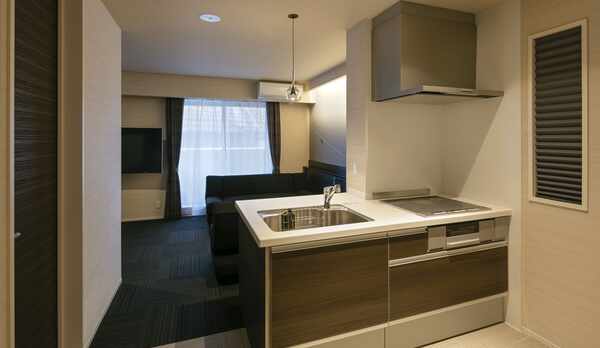 スイートルームのキッチン