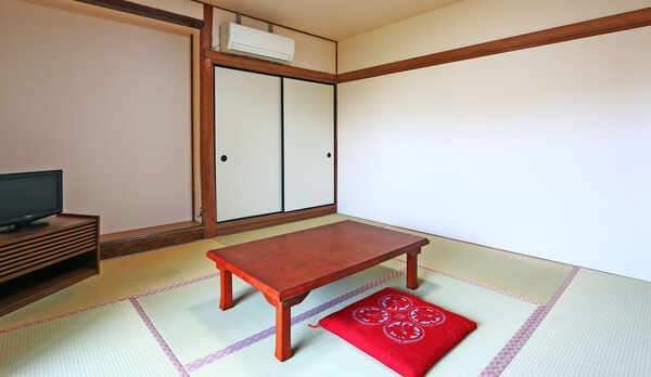 お部屋　シンプルな和室波音を聞きながらごゆっくりお過ごしください。