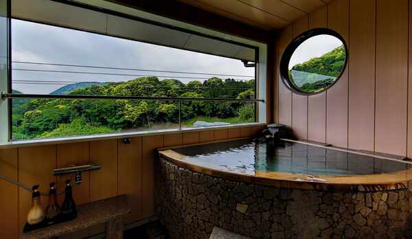 【河津桜２階】の客室専用露天。伊豆石を使った扇形の露天風呂になってます