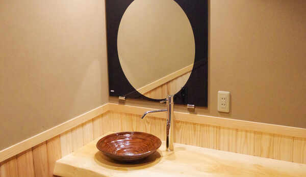 *貸切風呂／やわらかい風合いの木と益子焼を使った洗面台