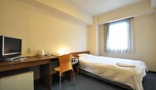 ・陽射しが差し込む明るいシングルルーム