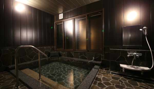 離れ客室大きな天然温泉付き風呂です。