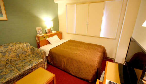 ソファーつきダブルルーム／シングル仕様　シモンズベッド