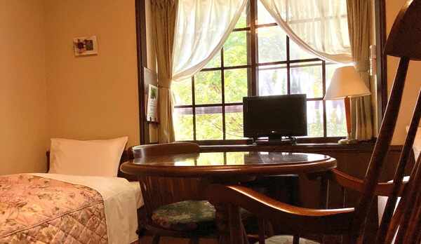 □【スタンダードツイン】ロッキングチェアーのある洋室