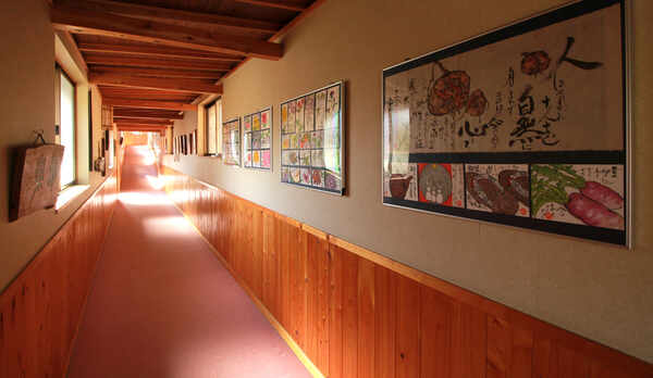 ■館内／女将さんの趣味である絵はがきが飾られており、明るい館内です。
