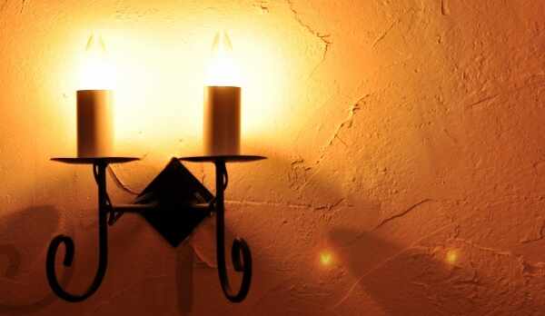 スペインの雰囲気漂う壁ライト。