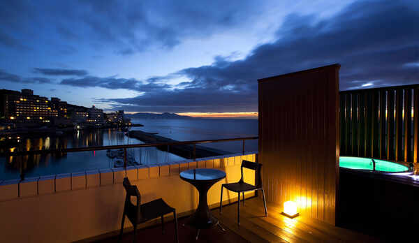 ≪温泉露天風呂付オーシャンスパテラスルーム≫温泉に浸かりながら海と空を一望する絶景をお愉しみ頂けます