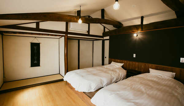 ・【honmachi2F寝室】寝室にはシングルベッドを2台設置しております