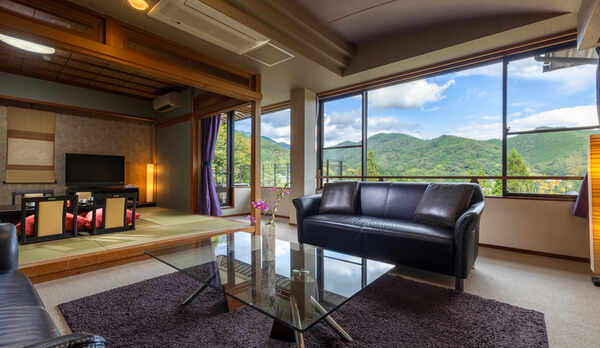 【最上階特別室：和洋室】大きな窓からは、南アルプスをはじめとした四季折々の美しい自然が。