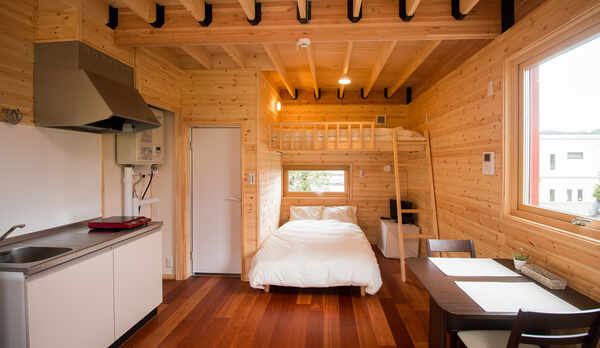 ・＜客室一例（セミダブルとロフト）＞10畳の広々とした空間です