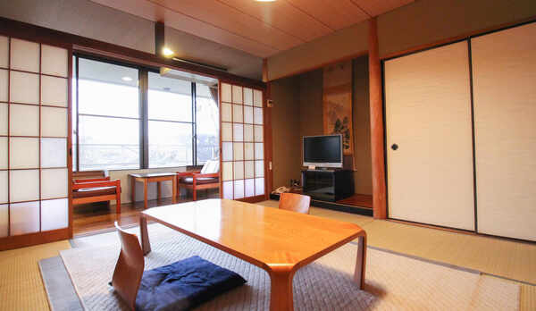 *【お部屋】バス・トイレ付きで広めの和室に大きなテレビがございます