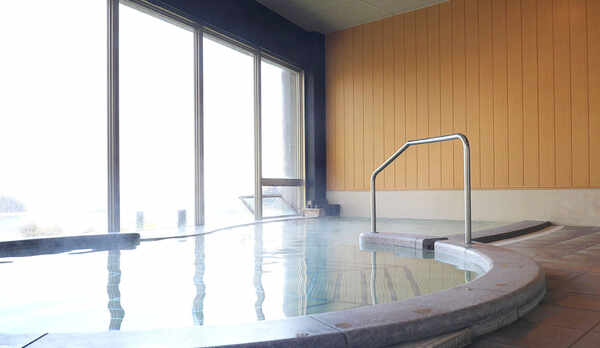 ・大浴場の温泉は、とろりとした肌触りで「美肌の湯」