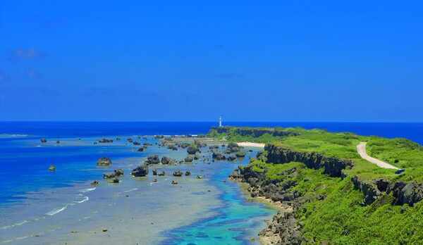 東平安名崎（ひがしへんなざき）。半島の上からの眺望。宮古島の代表的な景勝地です。