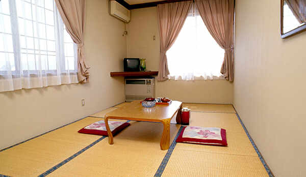 *和室一例/畳の薫がほのかに香るお部屋で団欒のひと時をお過ごし下さい。