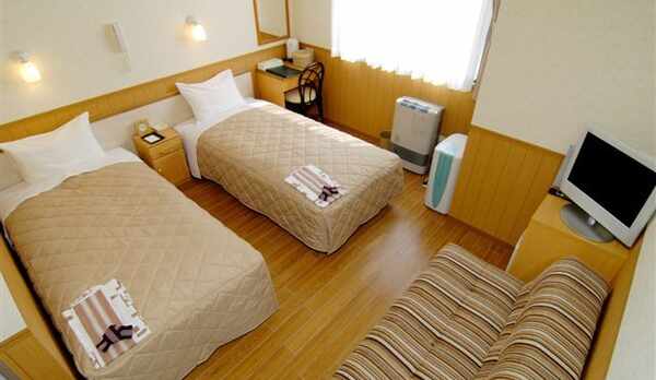 トリプルルーム（写真のソファをベットメイクして３ベットにします）