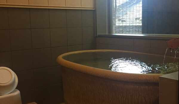 部屋付き半露天風呂（湯畑源泉を引湯）