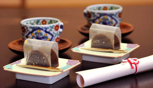 **【お茶請け】静岡茶と女将手作りの羊羹。心からのおもてなしで、お客様をお出迎え致します