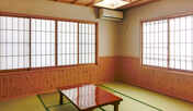 ・新館和室8〜10畳　個別空調の付いた明るい雰囲気の客室