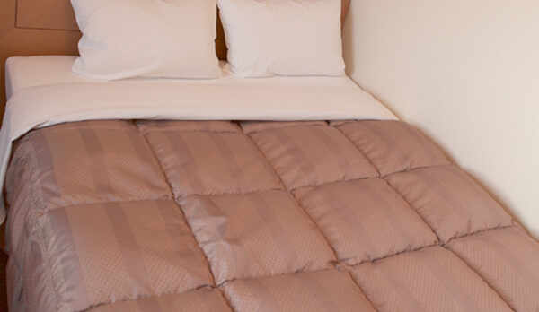 セミダブルはベッドサイズ140x196cmとダブルサイズのベッドです。