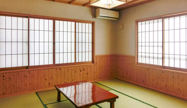 ・新館和室8〜10畳　個別空調の付いた明るい雰囲気の客室