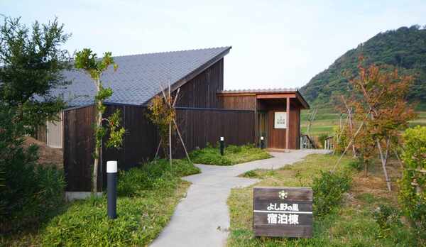 宿泊棟：温泉棟まで30m