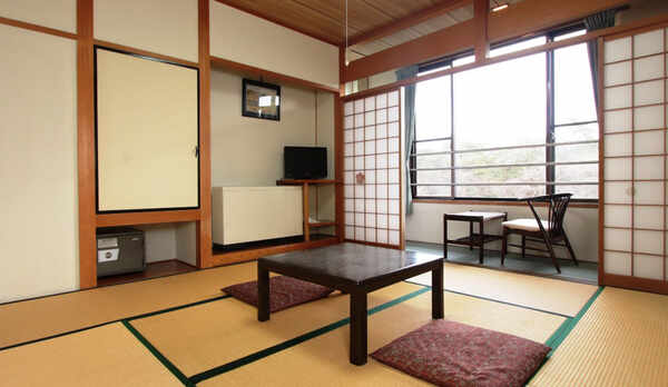 ・和室8畳（洗面付き）の様子