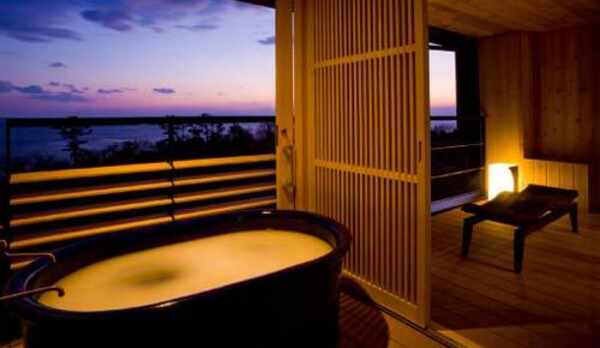 木の香りに包まれた信楽焼の客室露天