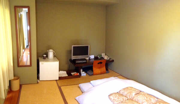 安らげる和室のシングルルームをご用意しております。