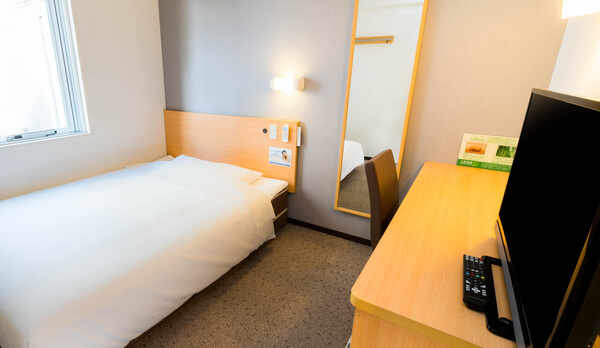 眠りを追及したワイドベッドと適度な硬さのマットでぐっすり