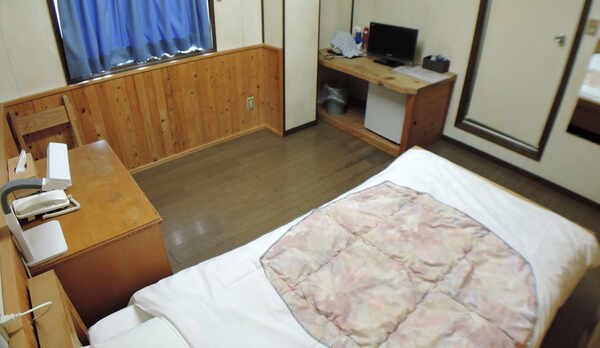 *（シングル一例）2名様までご利用頂けます。オーナー作製の木製ベッドや家具でゆったりとお寛ぎください