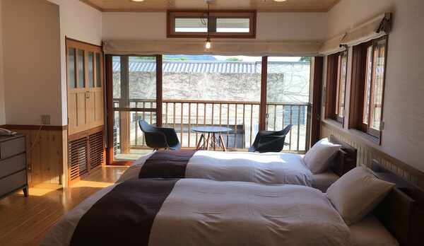 *【洋室20平米ウッドテラス付】南アルプスと八ヶ岳、中庭を望む20平米の洋室です。